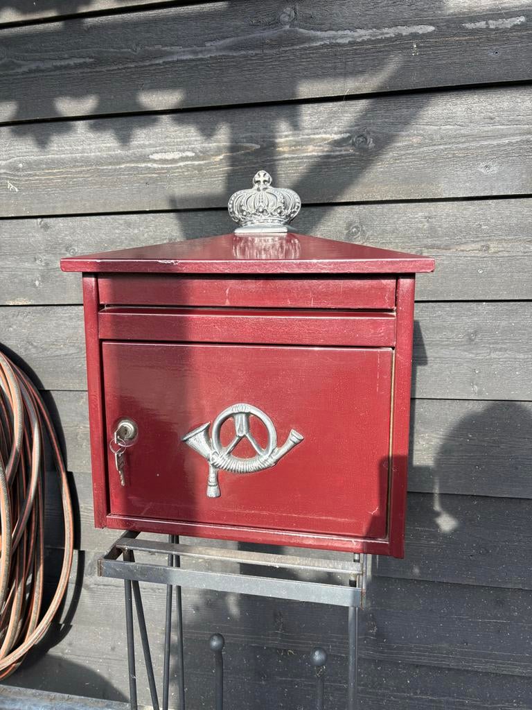 Rode brievenbus met kroon, Ophalen of Verzenden, Zo goed als nieuw, Staal, Wandbrievenbus
