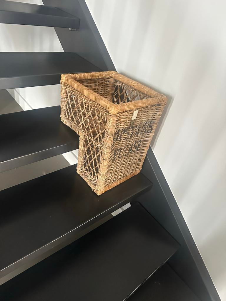 Riviera maison Rieten trapbak met 'Upstairs Please' opdruk, Mand, Ophalen of Verzenden, Zo goed als nieuw, Riet