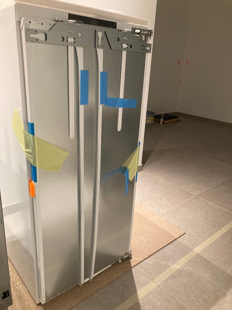 NIEUWE MIELE KOELKAST, Ophalen, 150 tot 200 liter, Zonder vriesvak, 120 tot 140 cm