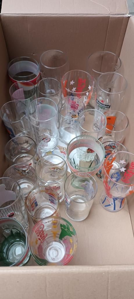 Doos met diverse voetbal glazen., Ophalen of Verzenden, Zo goed als nieuw, Frisdrankglas