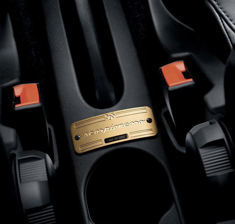 Abarth 595 C 1.4 Turbo Scorpioneoro *1/2000 Limited Edition*, Gebruikt, Zwart, Cabriolet, Leder en Stof