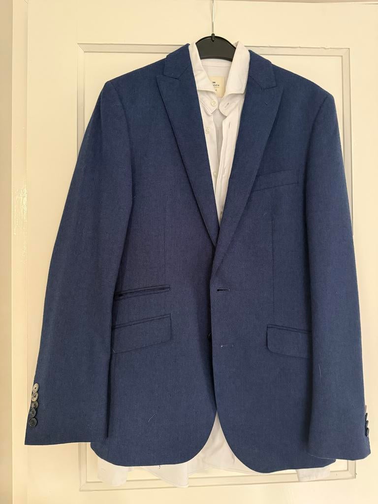 Donkerblauw kostuum met wit overhemd, Kleding | Heren, Kostuums en Colberts, Ophalen of Verzenden, Zo goed als nieuw, Maat 48/50 (M)