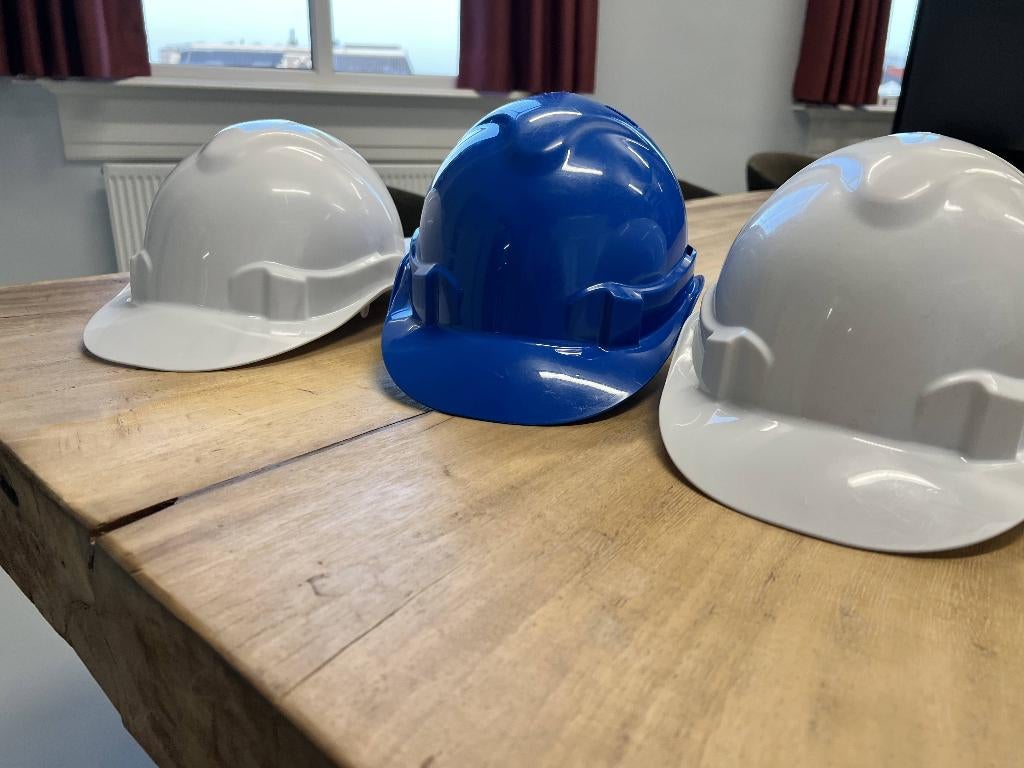 Veiligheidshelmen, 3 stuks, Doe-het-zelf en Verbouw, Veiligheidshelmen, Ophalen of Verzenden, Zo goed als nieuw