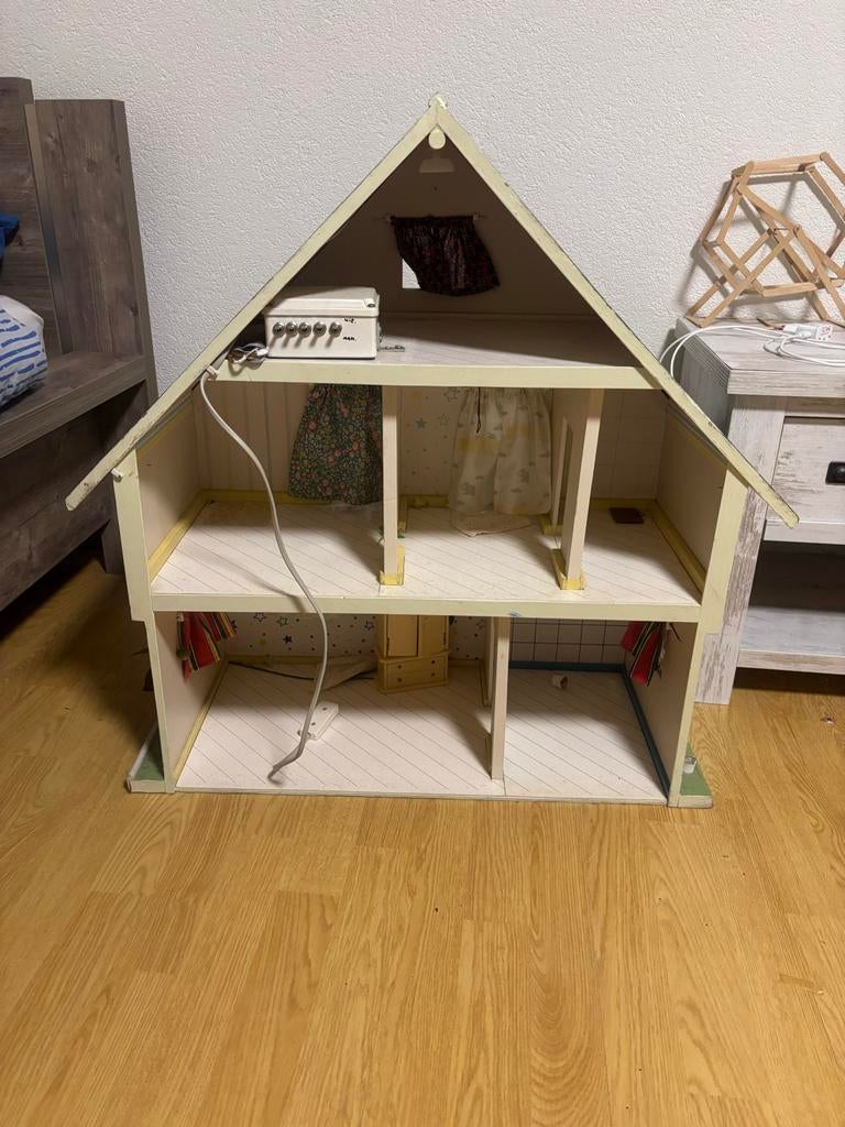 Vintage Houten Poppenhuis met Balkon en Gedetailleerde Afwer, Kinderen en Baby's, Speelgoed | Poppenhuizen, Ophalen of Verzenden