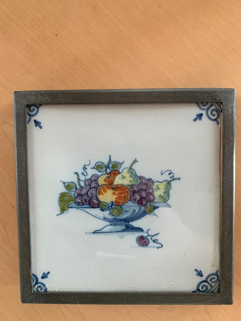 Onderzetter met aardewerk tegel uit Makkum, Antiek en Kunst, Ophalen of Verzenden