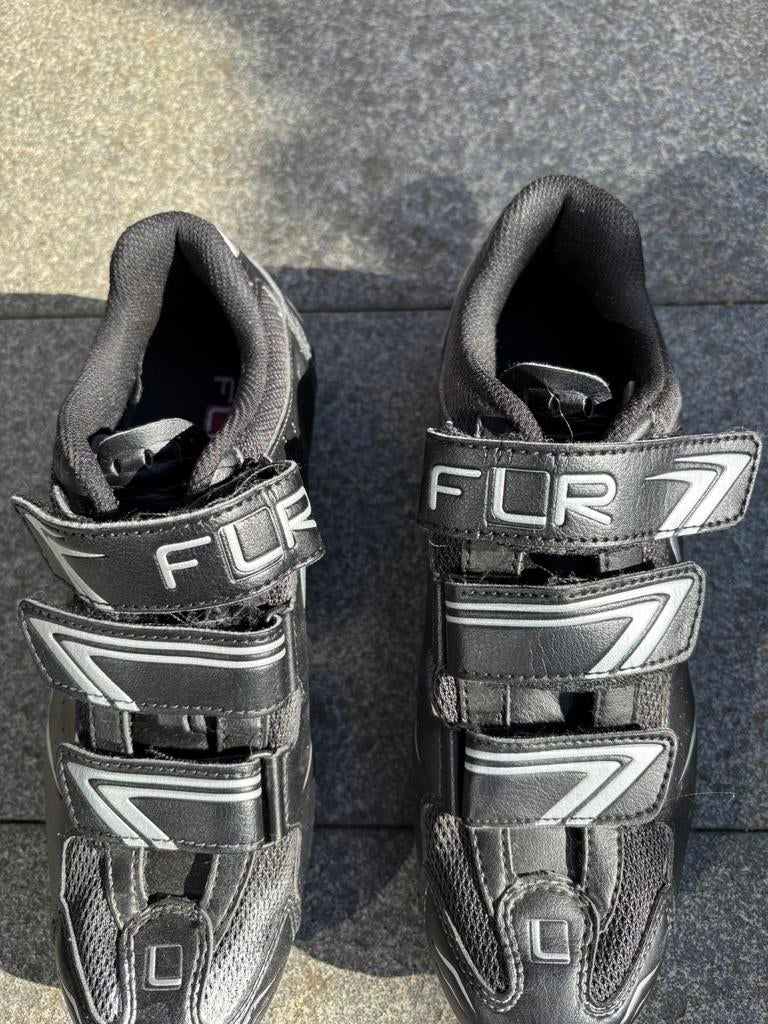 Wielren schoenen nieuwe maat 39, Ophalen, Zo goed als nieuw, Helm