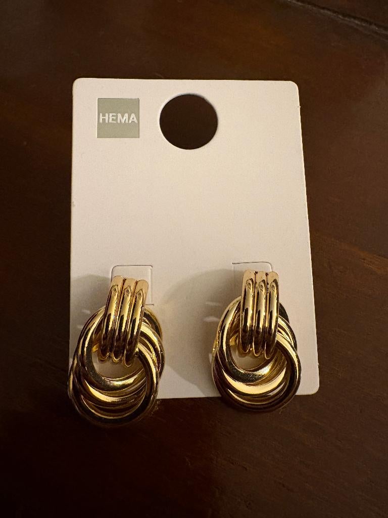 Oorbellen goudkleurig met leuke vorm, Overige materialen, Nieuw, Ophalen of Verzenden, Knopjes of Stekers