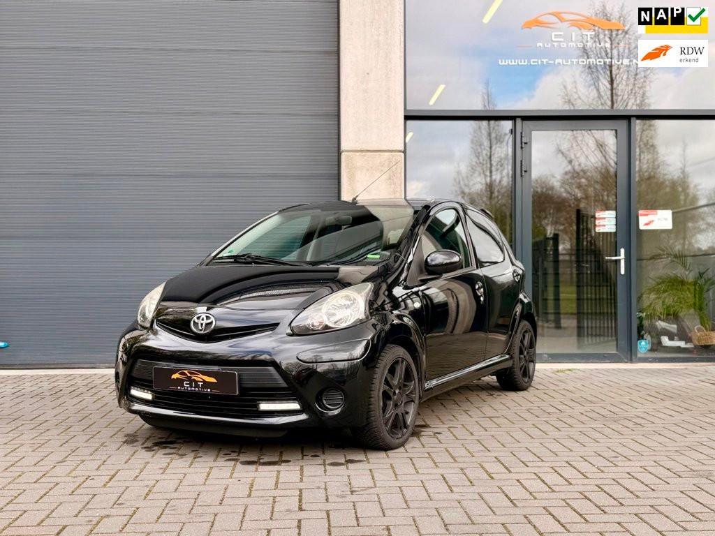 Toyota Aygo 1.0 VVT-i Aspiration | Airco | Leer | Bluetooth, Auto's, Voorwielaandrijving, Euro 5, Gebruikt, Zwart