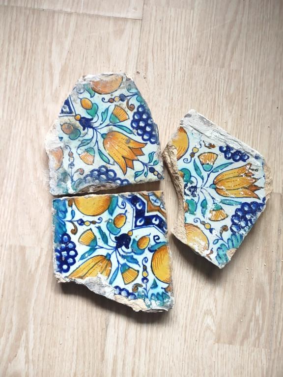 3X vroeg 17e eeuwse polychrome Ster Tulp Tegel INCOMPLEET, Antiek en Kunst, Antiek | Wandborden en Tegels, Ophalen of Verzenden