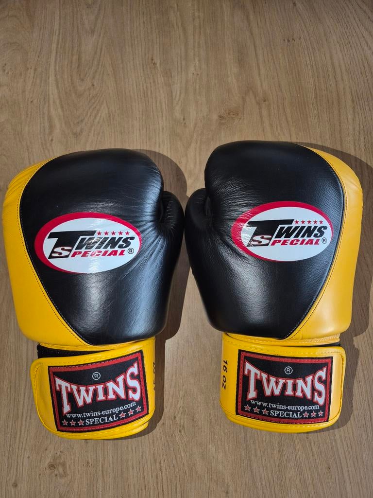 Twins Special Bokshandschoenen 16oz, Sport en Fitness, Ophalen, Zo goed als nieuw, Bokshandschoenen