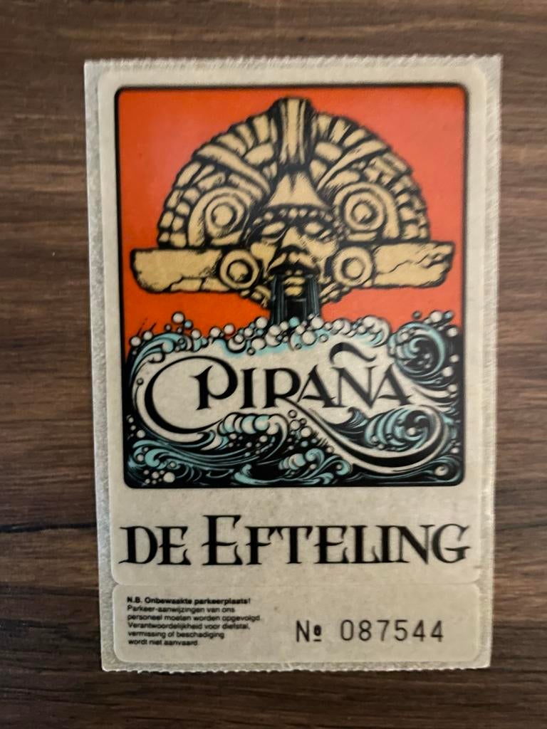 Efteling Piraña Sticker - Vintage Parkeerkaart, Verzamelen, Efteling, Ophalen of Verzenden, Gebruikt, Overige typen