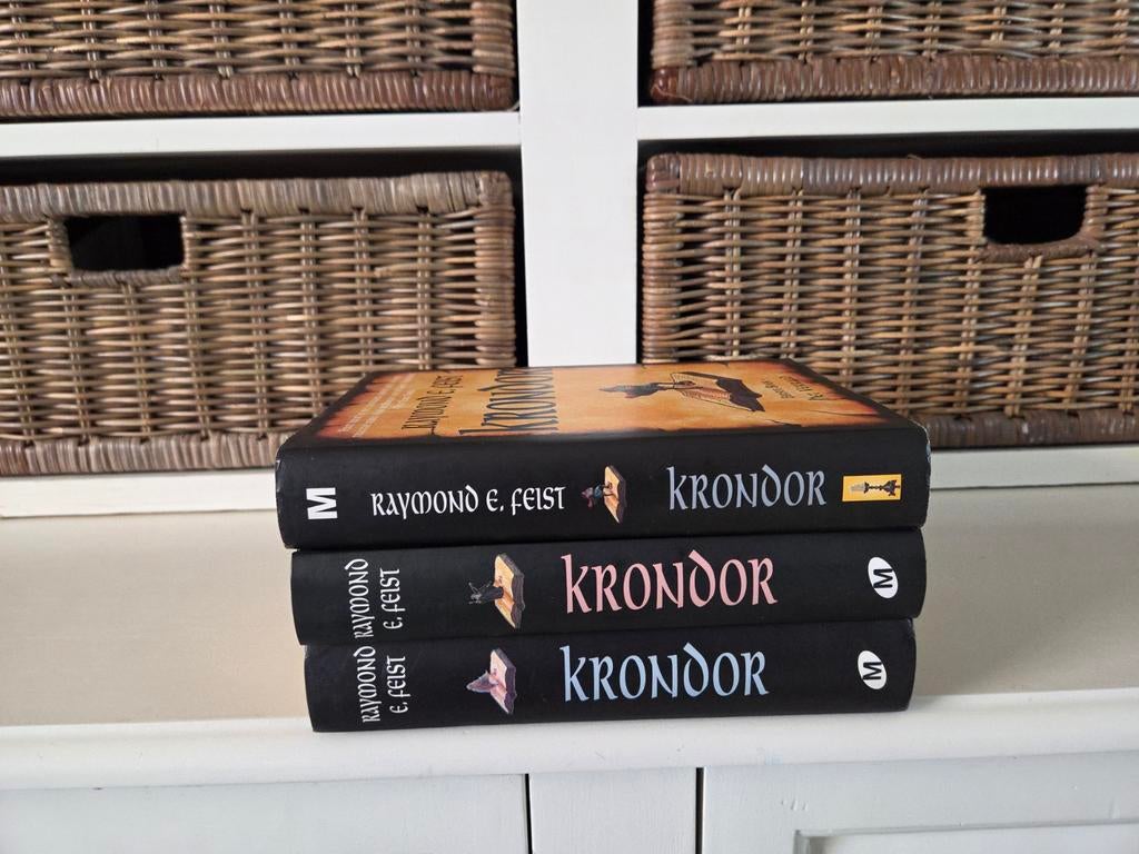 Raymond E Feist - Krondor, Boeken, Fantasy, Ophalen of Verzenden, Gelezen