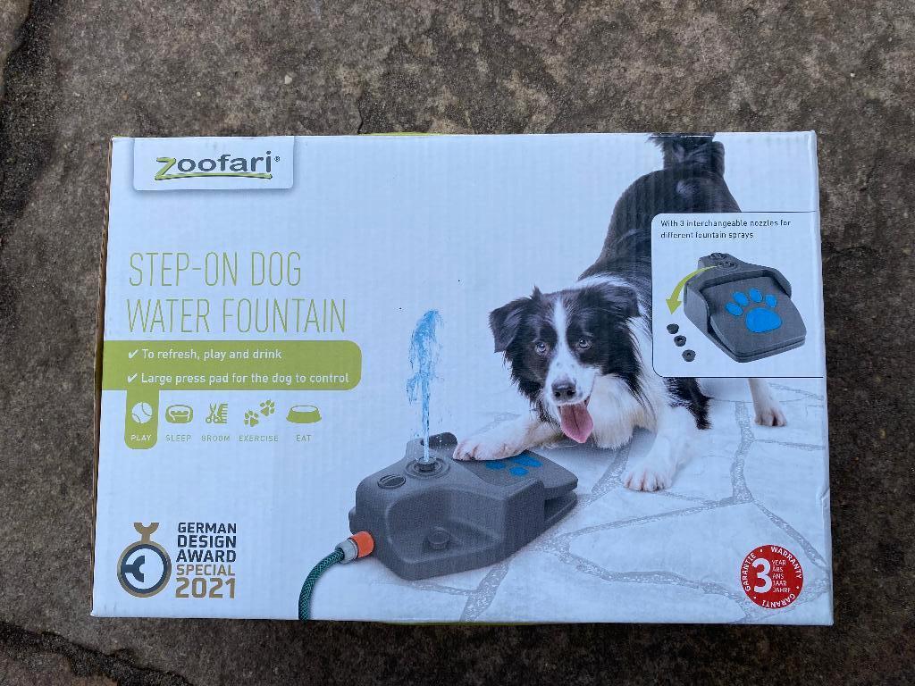 Step on dog water fountain, Dieren en Toebehoren, Hondenspeelgoed, Ophalen of Verzenden, Zo goed als nieuw, Waterspeelgoed