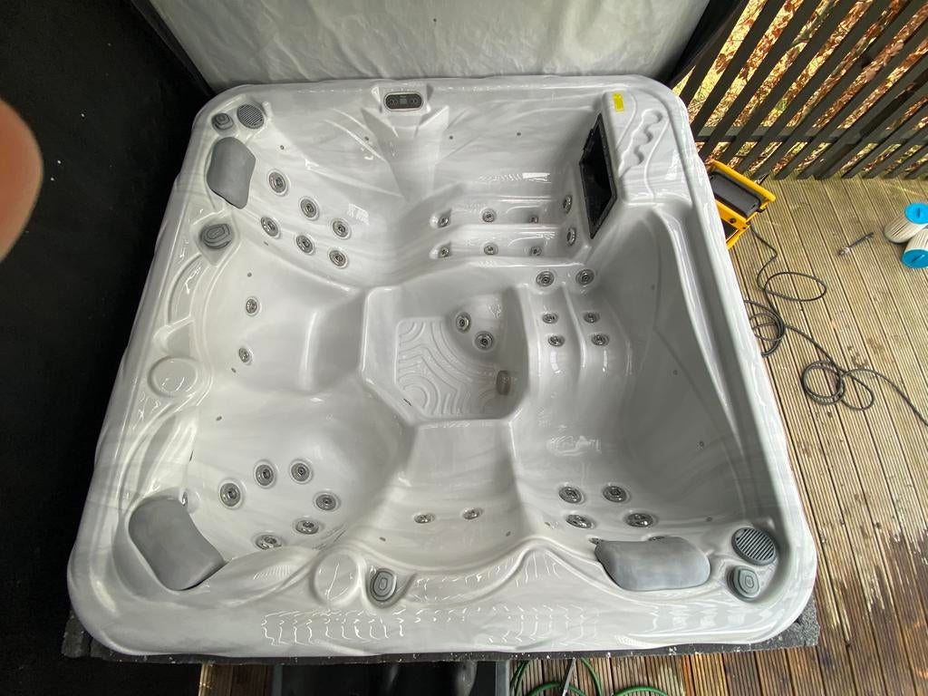 WELLIS PLUTO SPA (jacuzzi) 5 pers., Ice With, 200x200x89cm, Ophalen, Gebruikt, Trap, Vast