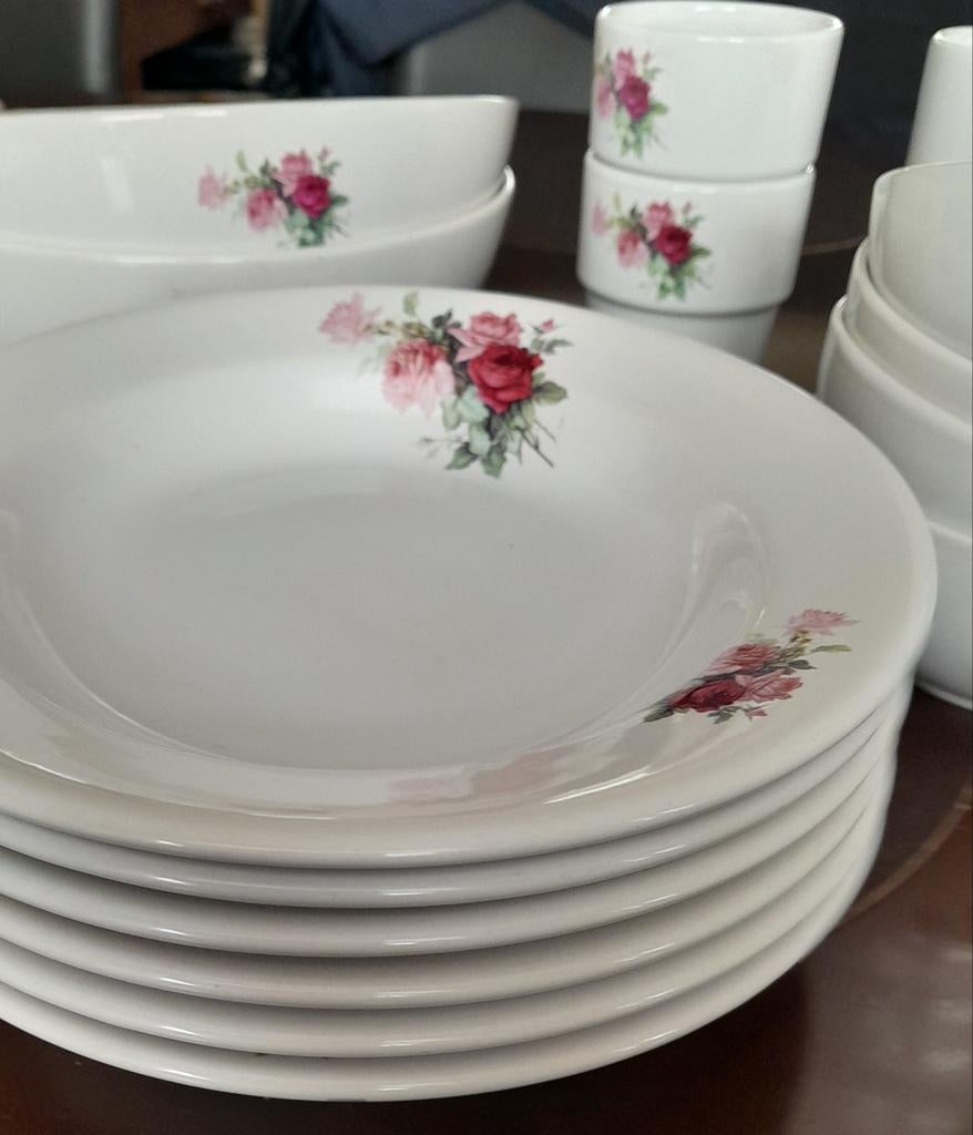 Servies met bloemen decoratie, Huis en Inrichting, Keuken | Servies, Ophalen, Aardewerk, Overige stijlen, Bord(en)