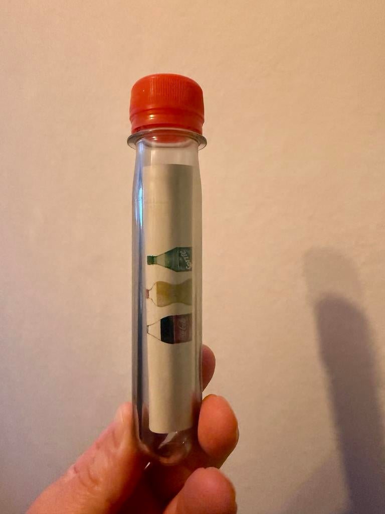 Coca cola enterprise Flesje met miniatuur frisdranketiketten, Verzamelen, Ophalen of Verzenden, Zo goed als nieuw