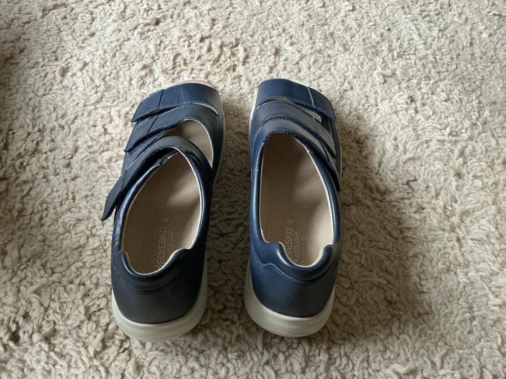 Helvesko sandalen met klittenband zgan mt 40 oobr giro 555, Ophalen of Verzenden, Zo goed als nieuw, Blauw, Sandalen of Muiltjes