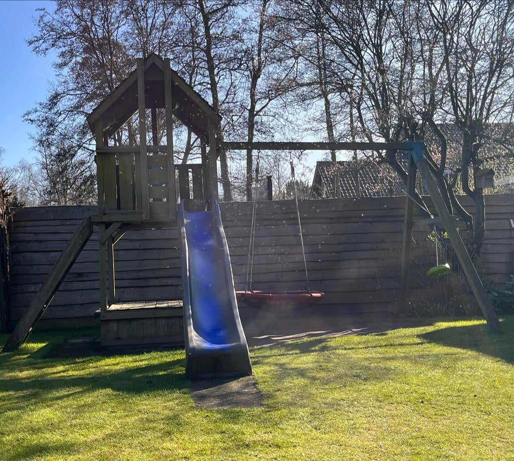 Speeltoestel met huisje, glijbaan, zandbak en schommels, Kinderen en Baby's, Speelgoed | Buiten | Speeltoestellen, Ophalen, Gebruikt
