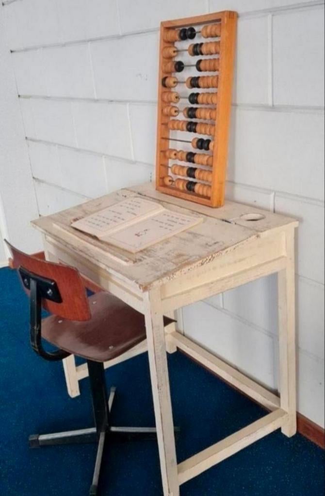 Vintage houten schooltafeltje met stoeltje, Doe-het-zelf en Verbouw, Werkbanken, Gebruikt, Ophalen