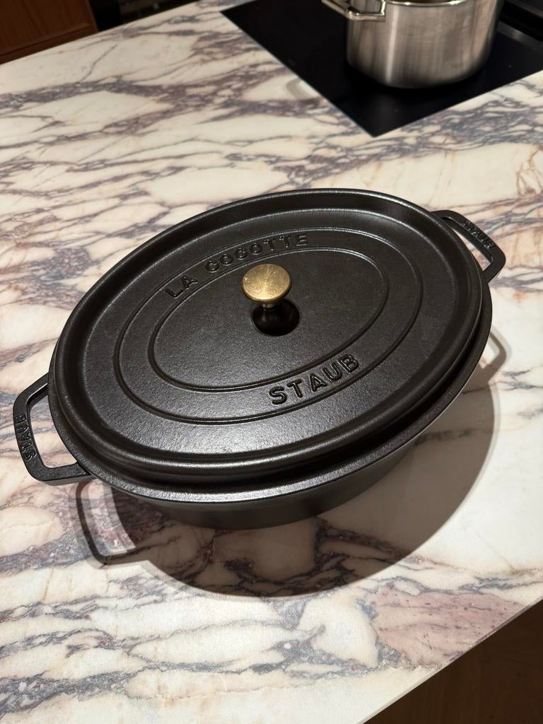 Staub Cocotte 37 cm braadpan zwart, Ophalen, Gebruikt, Gietijzer, Koekenpan of Braadpan