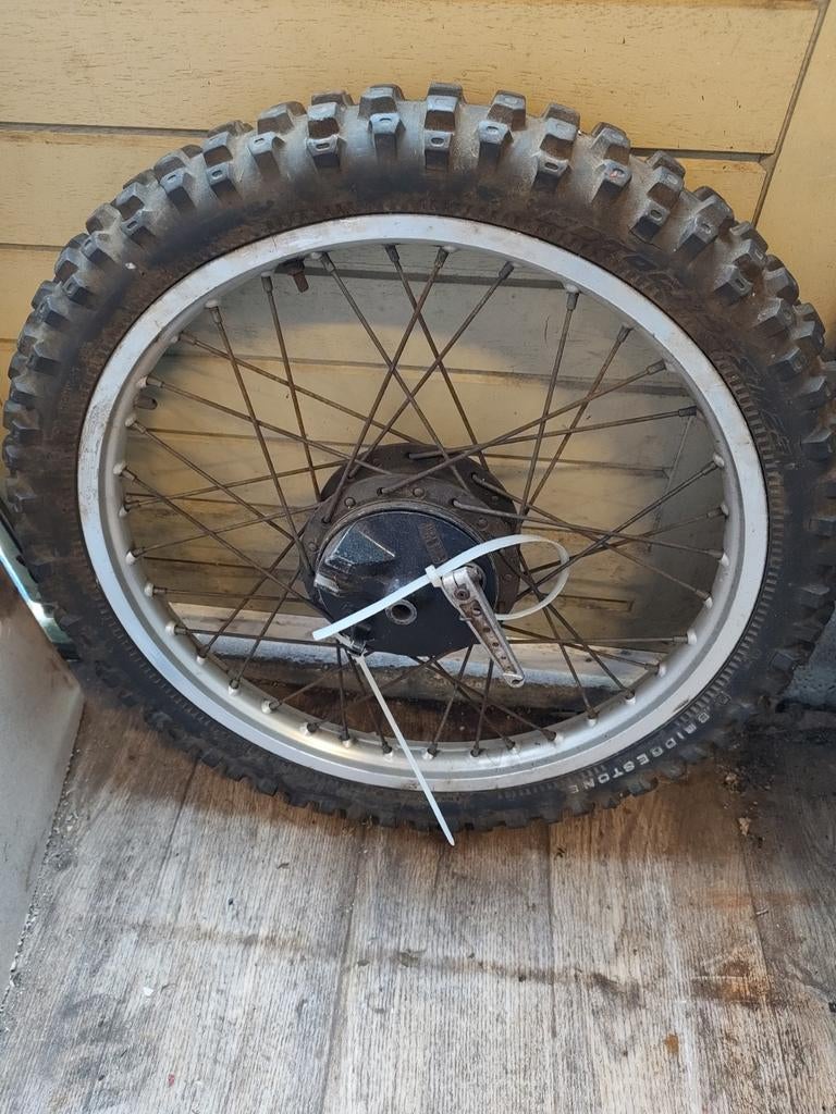 Suzuki RM vintage voorwiel met Bridgestone band, Ophalen