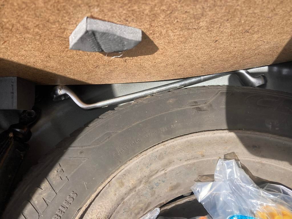 Reservewiel Hyundai i10 met krik en moersleutel, Auto diversen, Krikken, Ophalen of Verzenden, Gebruikt, Manueel, Schaarkrik