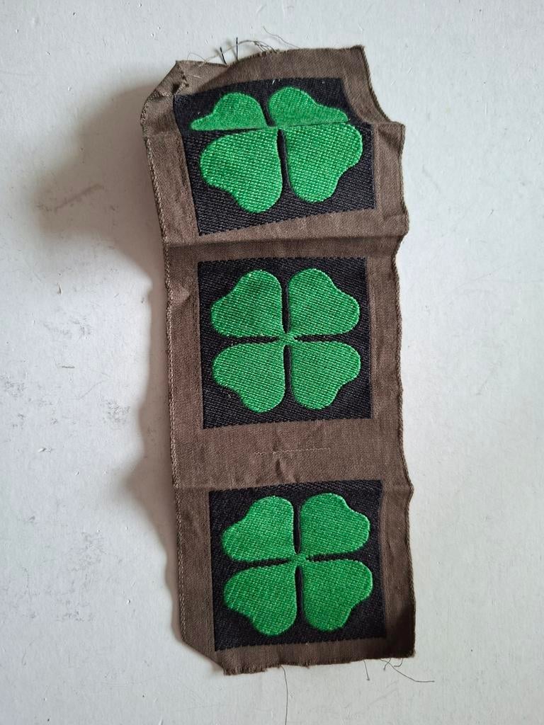 3 mouwemblemen 4e divisie aan elkaar, Ophalen of Verzenden, Landmacht, Nederland, Embleem of Badge