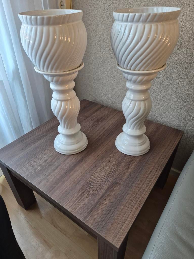 Set van 2 witte bloempotten op zuil standaard, Rond, Binnen, Zo goed als nieuw, Aardewerk