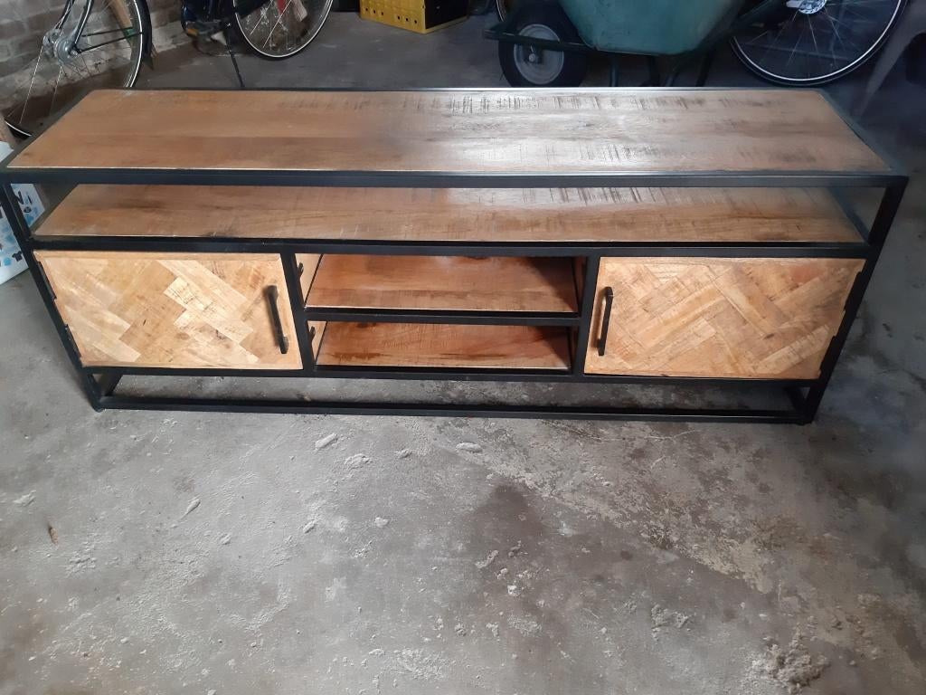 Tv meubel van mangohout met visgraat, Huis en Inrichting, Kasten | Televisiemeubels, Ophalen, Gebruikt, 100 tot 150 cm, Minder dan 100 cm