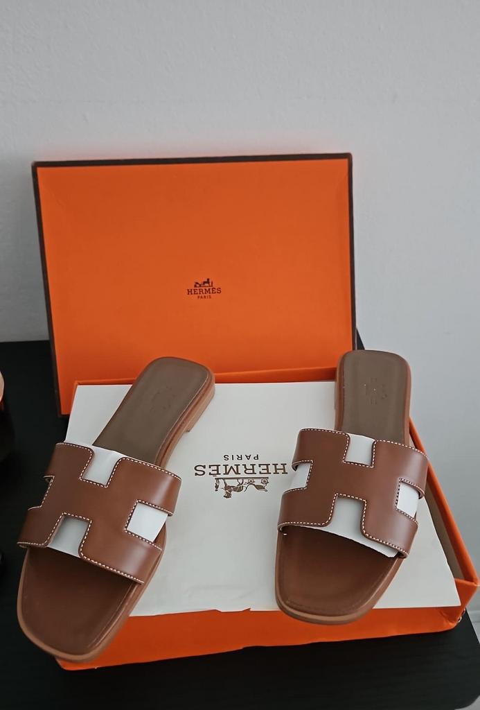 Hermes slippers, Ophalen of Verzenden, Nieuw, Bruin, Slippers