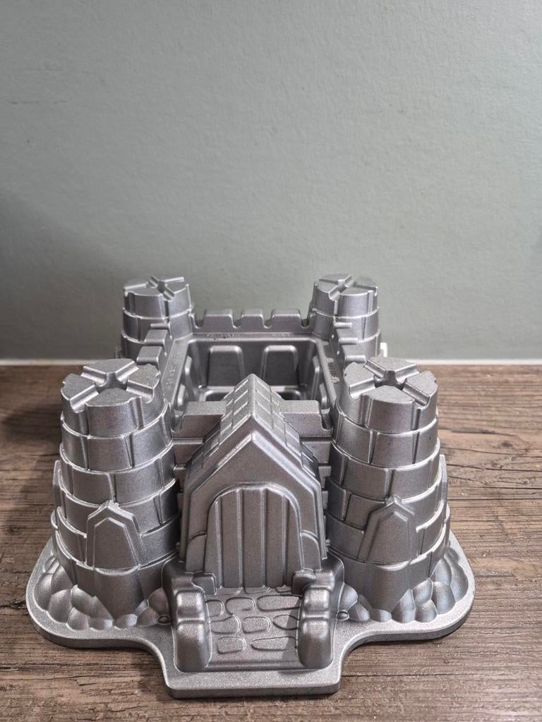 Nordic ware bakvorm kasteel (Bundt castle), Ophalen of Verzenden, Zo goed als nieuw, Taarten, Bakvorm