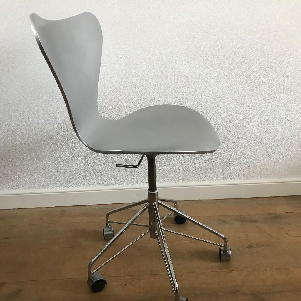 2 Fritz Hansen vlinder stoel 3117 bureaustoel zilvergrijs, Zwart, Ophalen of Verzenden, Zo goed als nieuw, Nvt