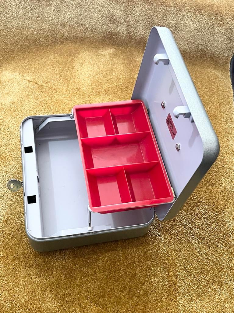 GMB Kassa / Geldkistje met Sleutel - Zo goed als nieuw, Ophalen of Verzenden, Zo goed als nieuw, Metaal, Minder dan 50 cm