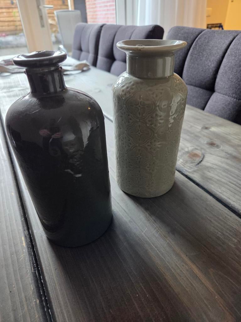 Set van 2 decoratieve vazen - Zwart en Crème, Zwart, Aardewerk of Porselein, Ophalen of Verzenden, Zo goed als nieuw