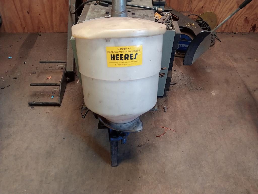 Granulaat strooier en ploeg., Ophalen