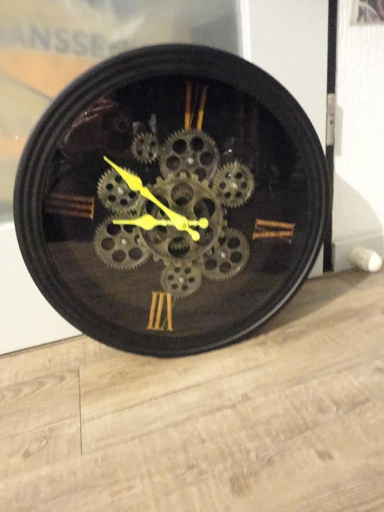 TE KOOP GROTE WANDKLOK /RADARKLOK/TANDWIELTJES  37 CM, Huis en Inrichting, Woonaccessoires | Klokken, Gebruikt, Wandklok, Analoog