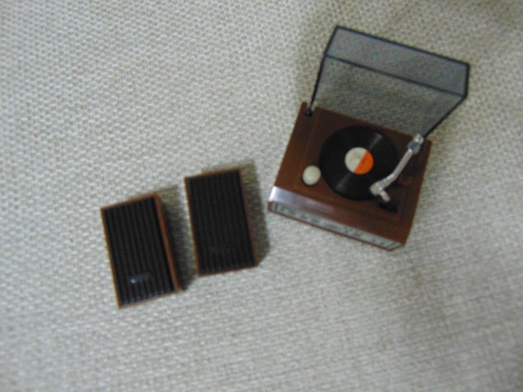 2x Fleur Sindy Barbie opwindbare Platenspeler, Verzamelen, Poppen, Verzenden, Gebruikt, Accessoires