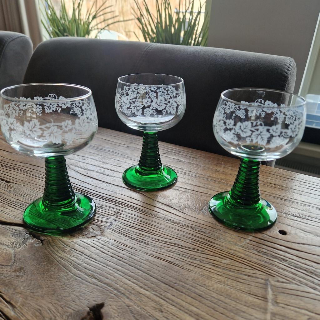 3 Roemer wijnglazen met groene voet en druivenmotief, Antiek en Kunst, Ophalen of Verzenden