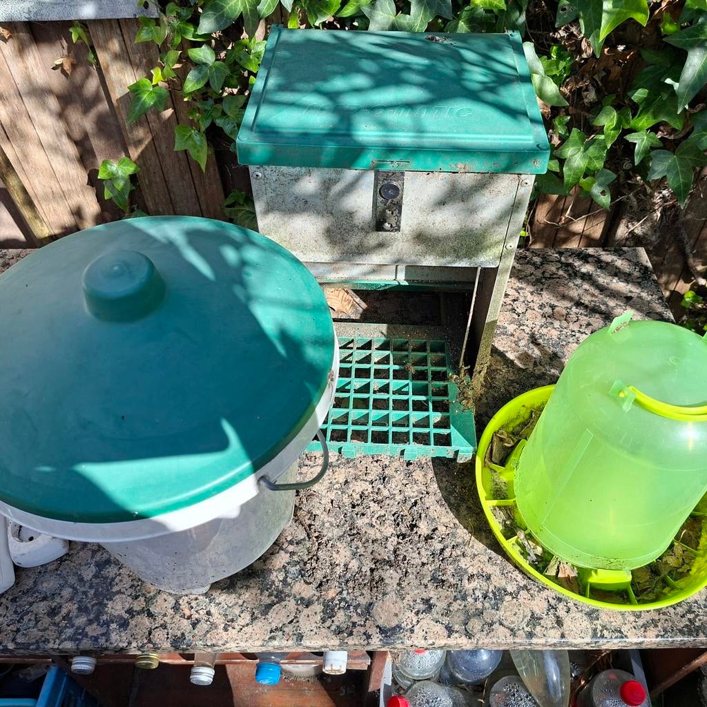 kippen gevogelte water voer ... bij verkoop schoongemaakt, Ophalen, Drinken en Voederen