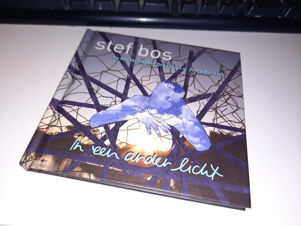 CD Stef Bos In Een Ander Licht, Cd's en Dvd's, Cd's | Nederlandstalig, Ophalen, Zo goed als nieuw, Levenslied of Smartlap