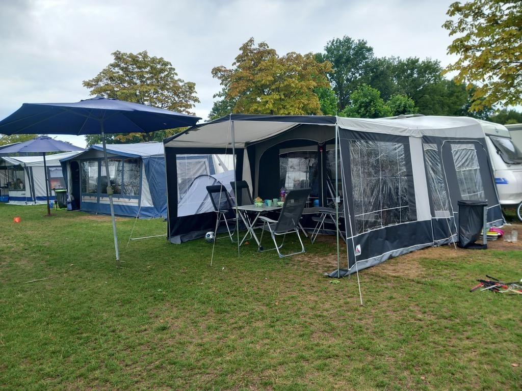 Hobby de luxe 2002 met voortent en luifel., Vast bed, Hobby, Particulier, 5 tot 6 meter