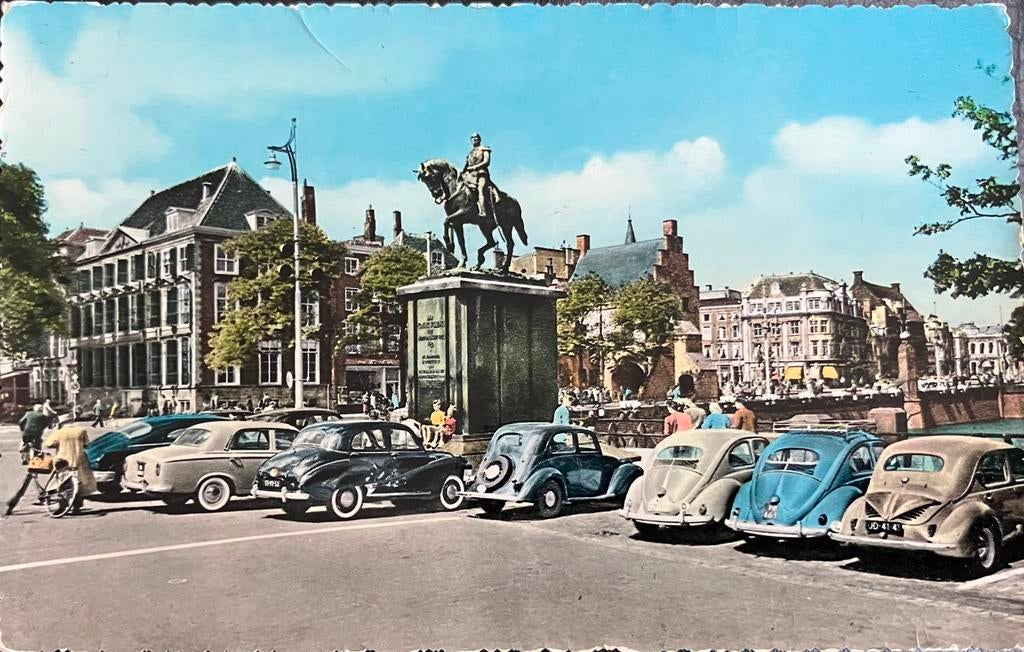 Ansichtkaart met oude auto’s bij Buitenhof in Den Haag, Ophalen of Verzenden, 1940 tot 1960, Ongelopen, Voertuig