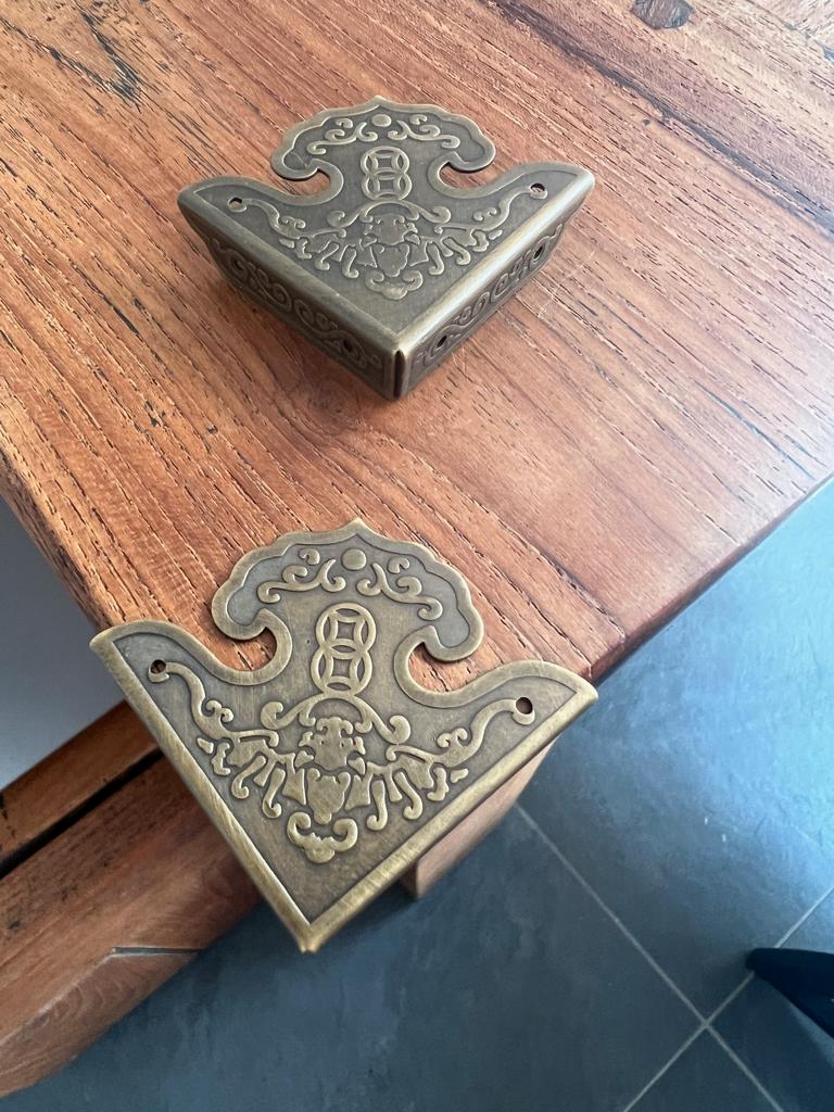 Chinees meubel hoek corner bescherming beslag ornament tafel, Huis en Inrichting, Woonaccessoires | Overige, Verburgt Vintage