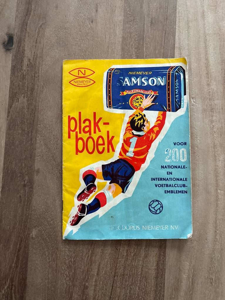 Niemeyer shag plakboek voetbalclub emblemen, Ophalen of Verzenden, Gebruikt, Sigarenbandjes
