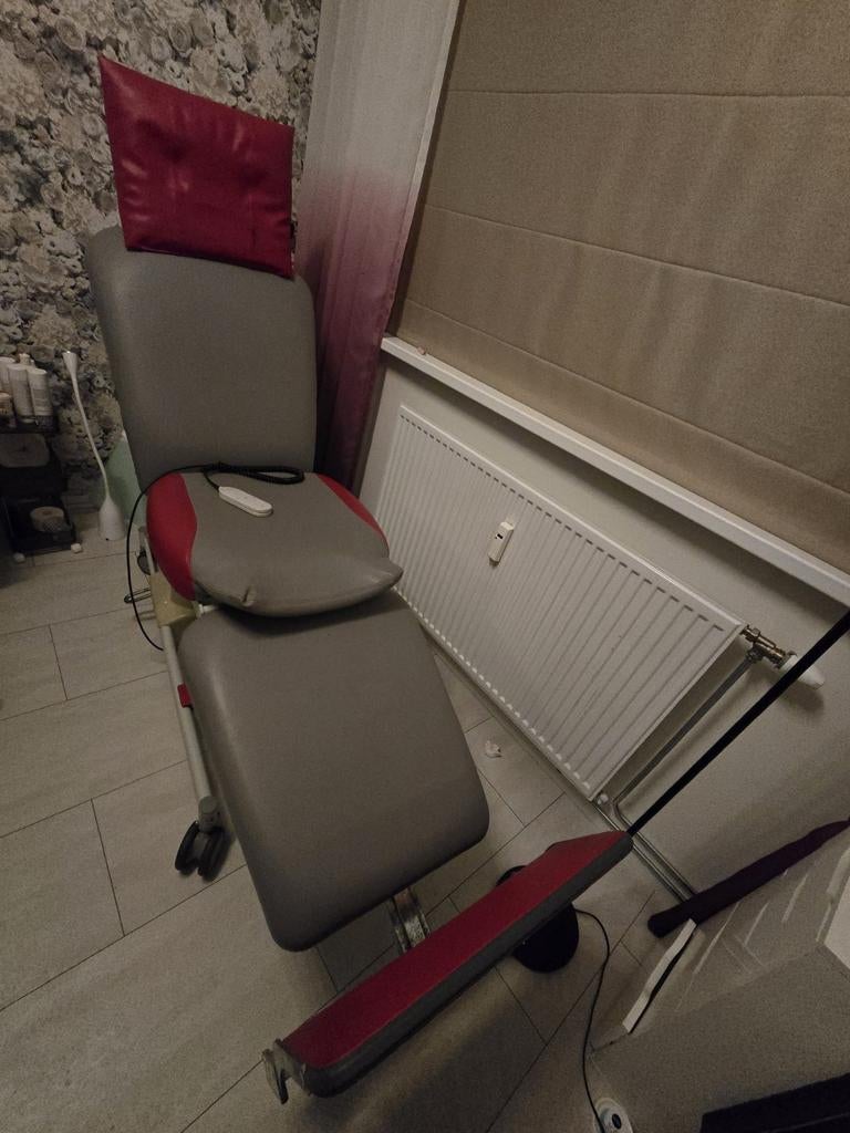 Elektrische stoel, tafel manicure ,tafel pedicure .