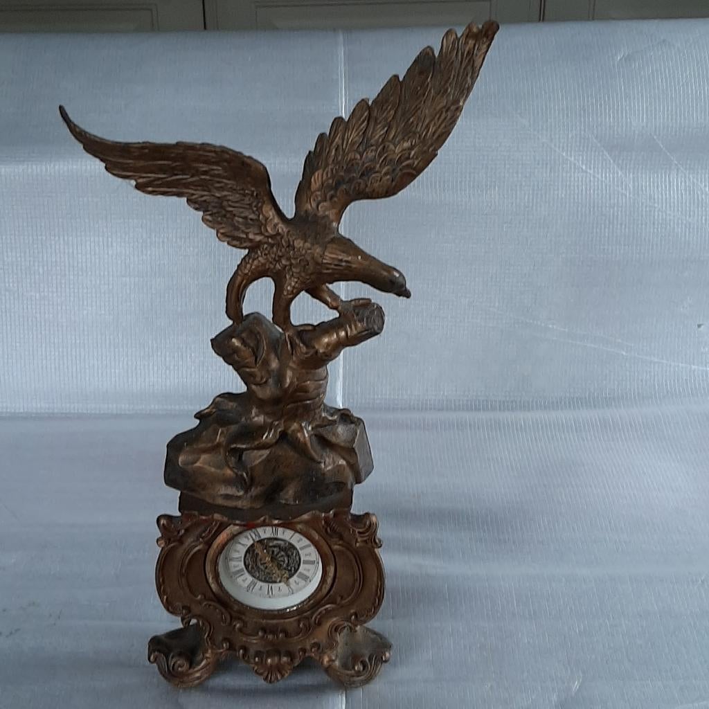 Staande klok adelaar, Ophalen