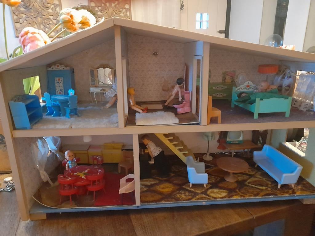 Poppenhuis met originele meubeltjes uit de jaren 60, Verzamelen, Poppenhuizen en Toebehoren, Ophalen, Gebruikt, Poppenhuis