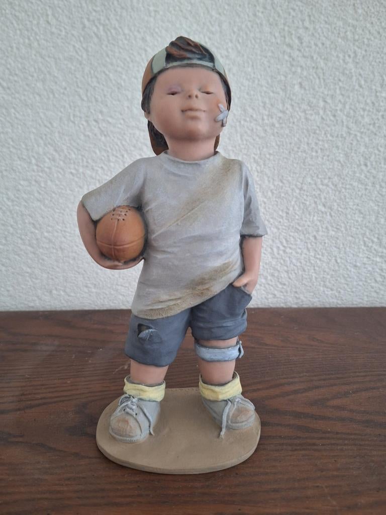 Elisa beeld jongen met bal nummer 4453, Verzamelen, Beelden en Beeldjes, Ophalen of Verzenden, Zo goed als nieuw