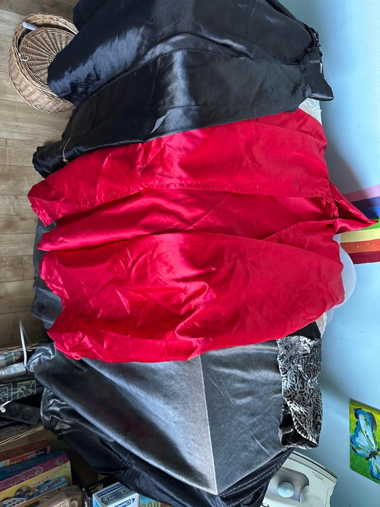 3 Capes: Rood, Zilver & Zwart - Kostuum Accessoires, Carnaval, Overige maten, Ophalen of Verzenden, Zo goed als nieuw