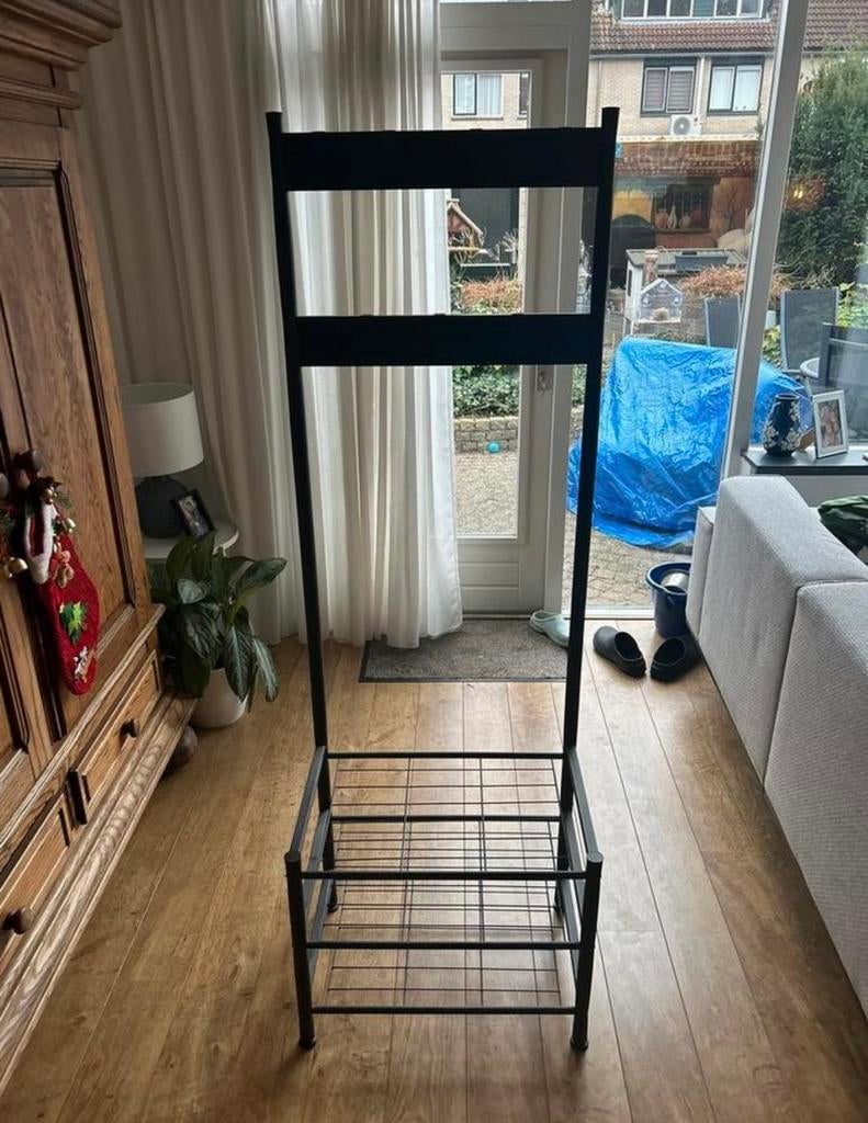 Zwart ijzeren kapstok, Ophalen